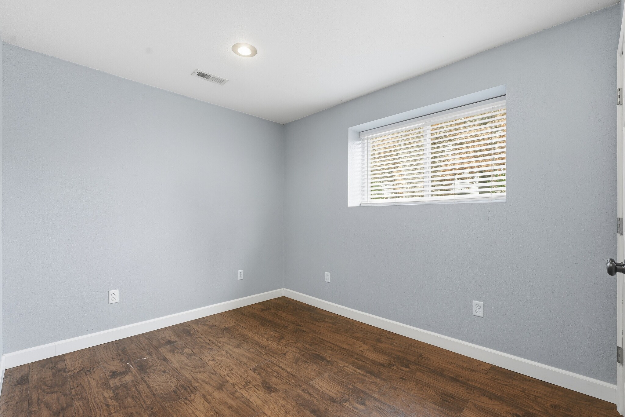 Building Photo - 11516 N Windsor Ave