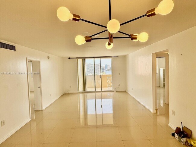 Building Photo - 1833 S Ocean Dr