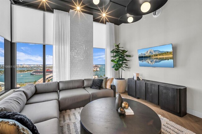 Building Photo - 121 NE 5th St