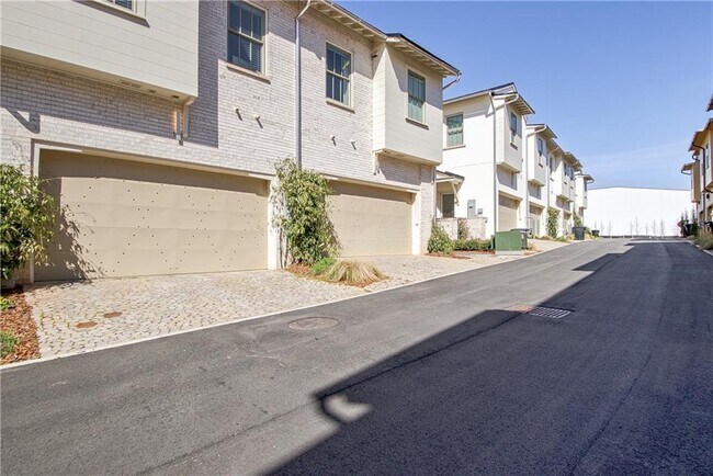 Building Photo - 580 Heatherden Ave