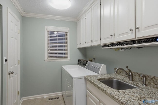 Building Photo - 815 Baylor Dr SE