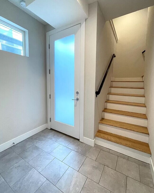 Building Photo - 2 Bedroom 2 Full Bathrooms and 2 Half Bath...