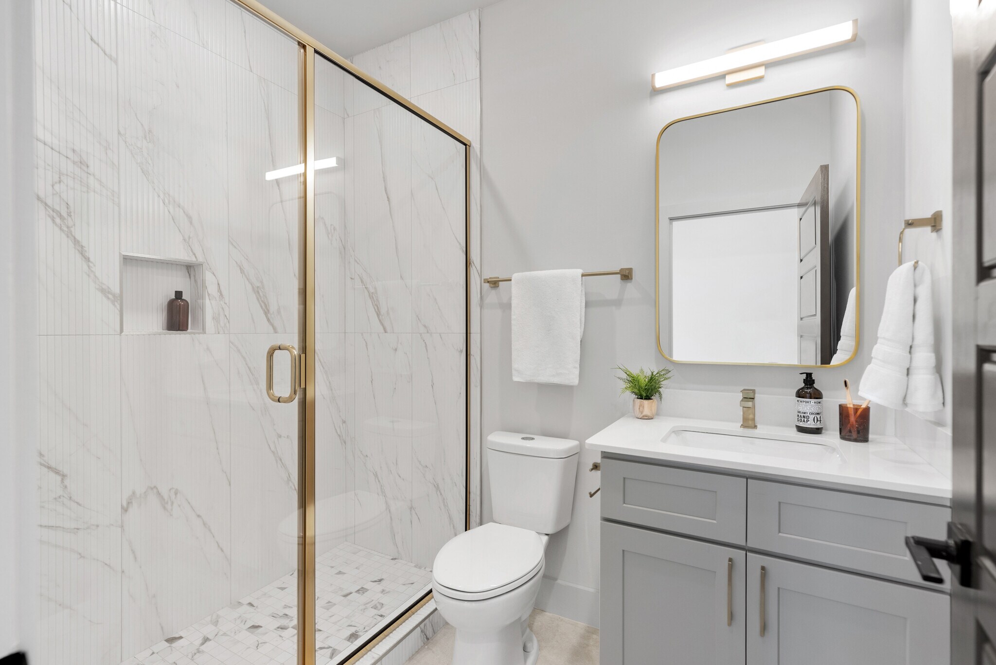 Building Photo - 1043 E Trinity Ln