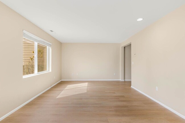 Building Photo - Centrally located 3 Bed/2-1/2 Bath Kenmore...