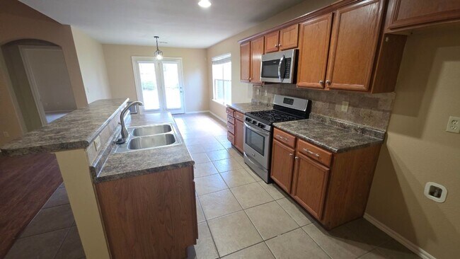 Building Photo - 3 bed 2 bath & bonus room - 2 car garage - Pool and playground