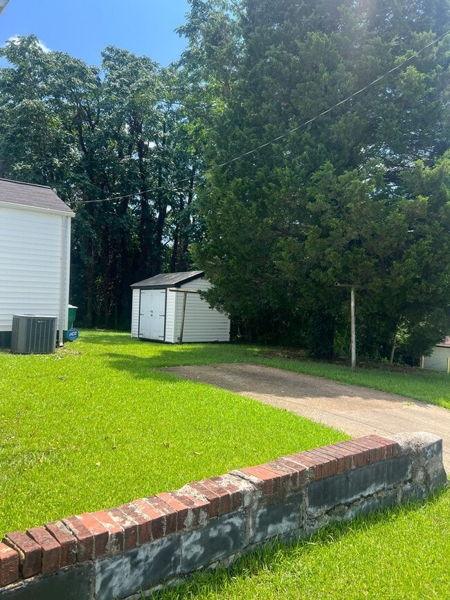 Building Photo - 854 Apperson St