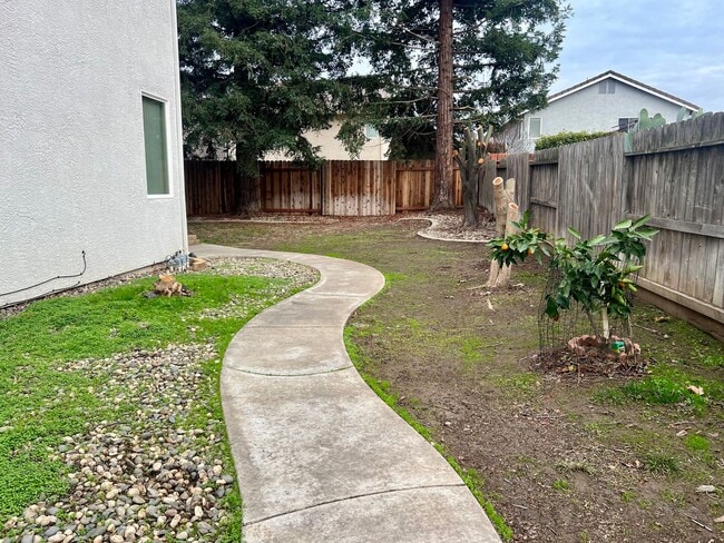 Building Photo - Beautiful and Spacious 5 bed/ 4 bath home ...
