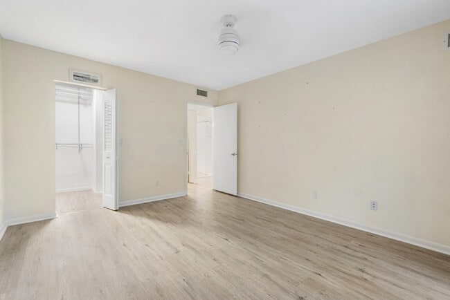 Building Photo - 18081 SE Country Club Dr