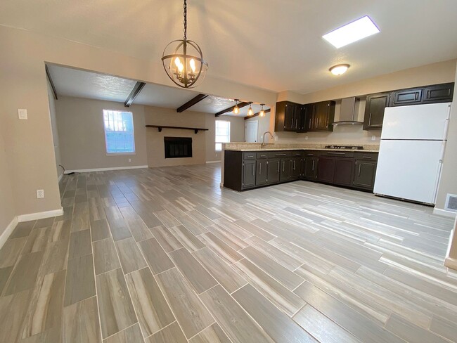 Building Photo - Northeast El Paso 3 bed with Refrig A/C