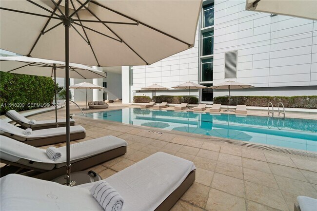 Building Photo - 900 Biscayne Blvd