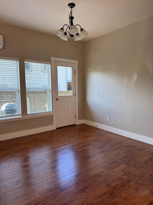 Building Photo - Single-family 3-bedroom home in a desirable neighborhood in town!