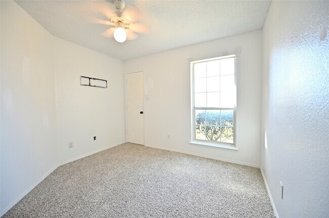 Building Photo - 1631 Mt Zion Dr
