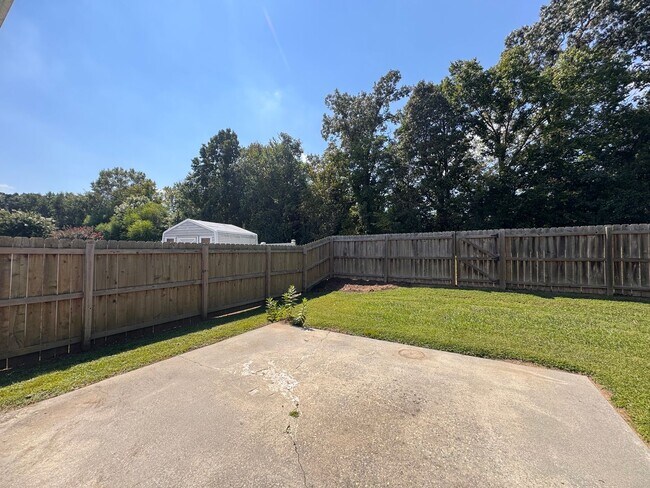 Building Photo - 3BR 2BA One Story Home with Garage
