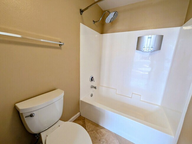 Building Photo - Walk-Up Townhouse in Downtown SD -  Dual Master 2 Bed 3 Bath with Brand New Flooring!