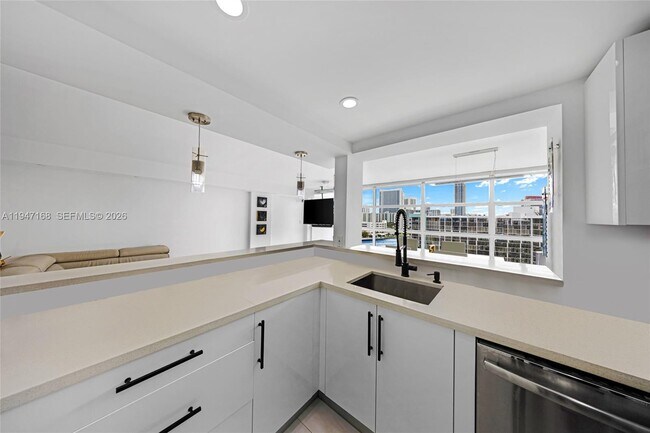 Building Photo - 600 Parkview Dr