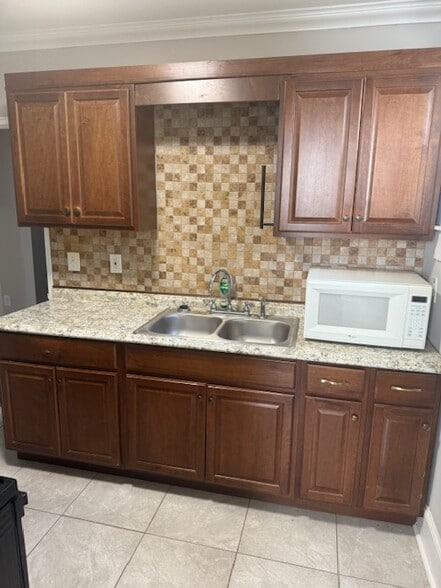 Building Photo - 22 Ridgeway Dr