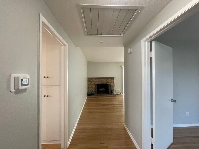 Building Photo - BEAUTIFULLY UPDATED 3 BEDROOM 2 BATH HOME ...