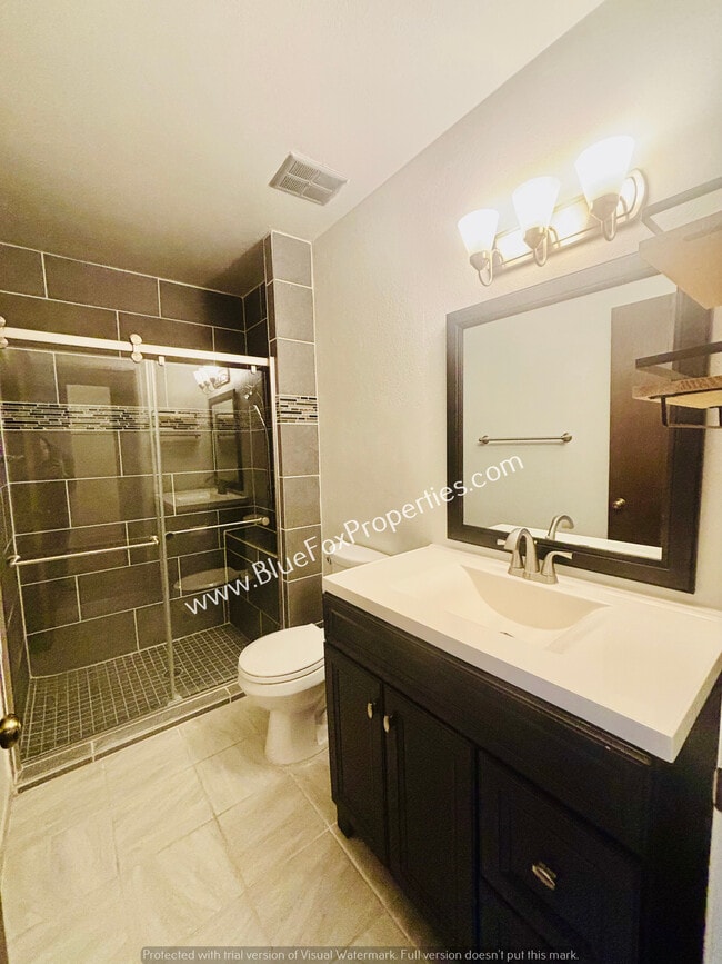 Building Photo - 2712 N Cloverland Ave