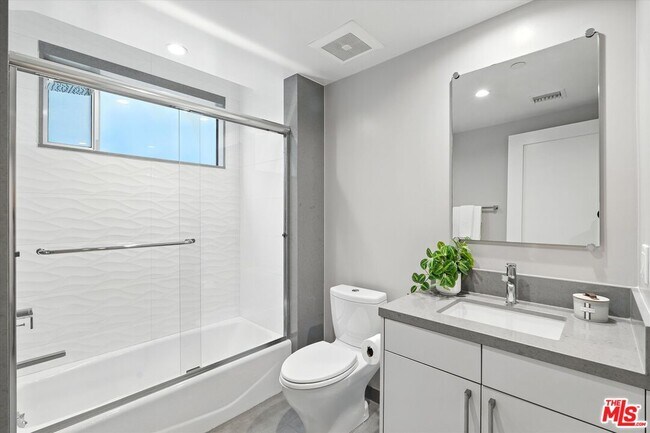 Building Photo - 1326 Centinela Ave
