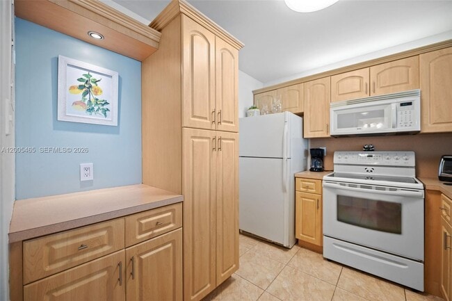 Building Photo - 3725 S Ocean Dr