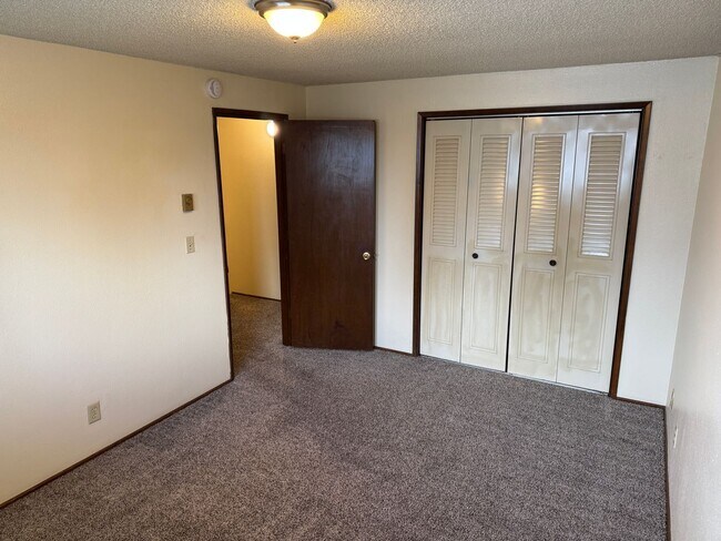 Building Photo - Updated 2 bedroom 1 1/2 bath duplex in Springfield!  MOVE IN SPECIAL!