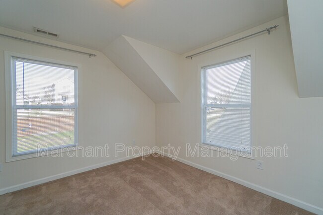 Building Photo - 335 Woodlark St