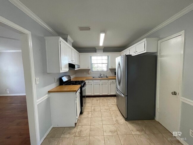 Building Photo - 353 S School St