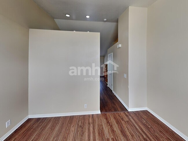 Building Photo - 1872 W Sir Charles Dr