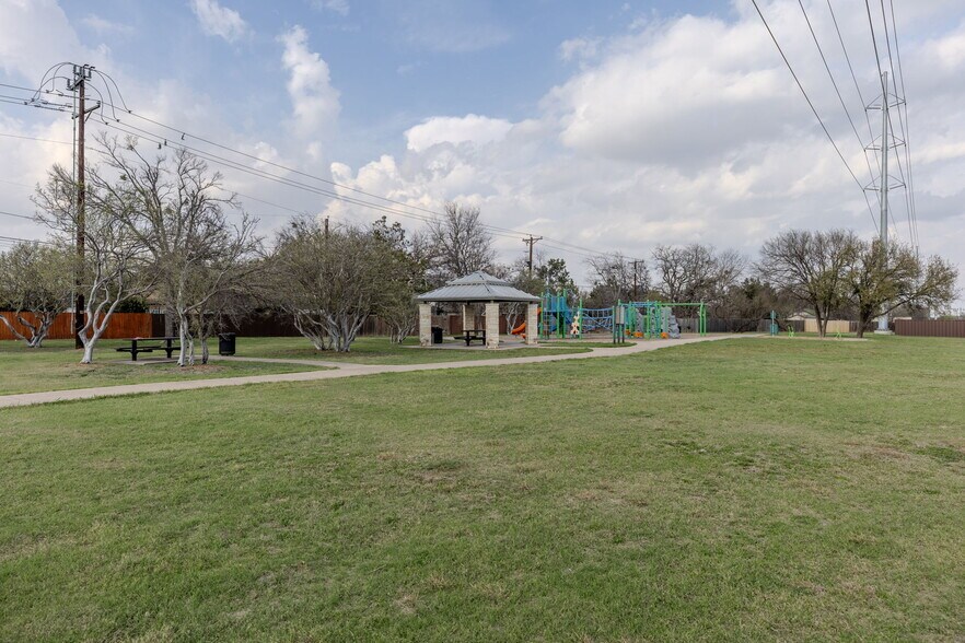 Building Photo - 1611 Somerset Dr