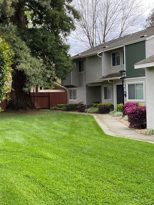 Building Photo - Tastefully Renovated Townhouse Available t...