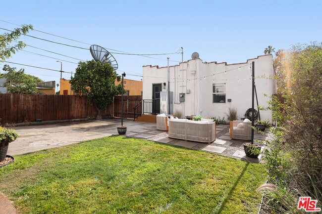 Building Photo - 607 W 111th Pl