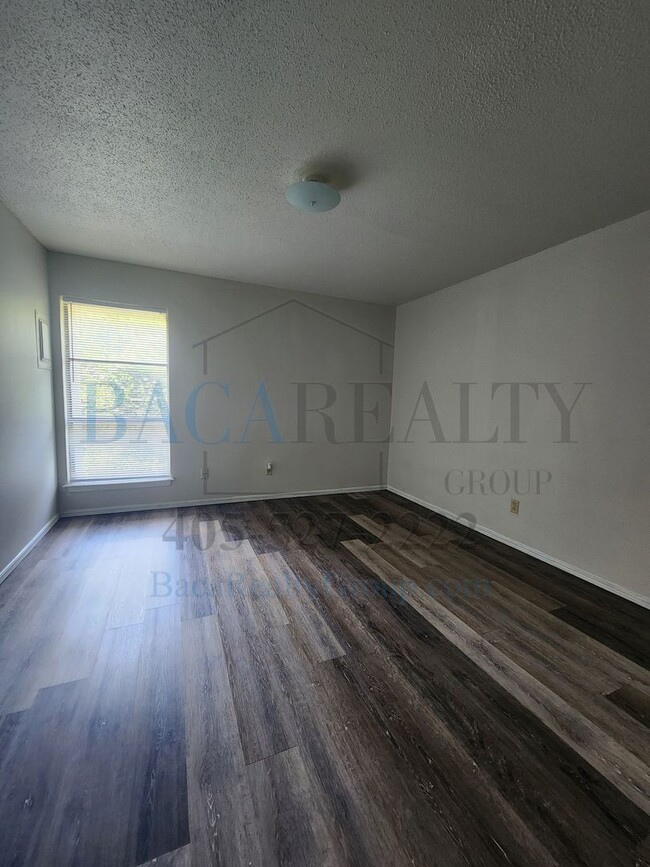 Building Photo - 2258 Donna Dr
