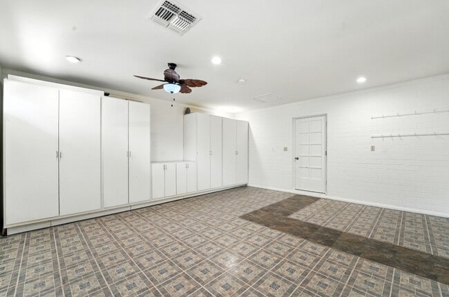 Building Photo - Inviting 3-bedroom, 2-bathroom home in the...
