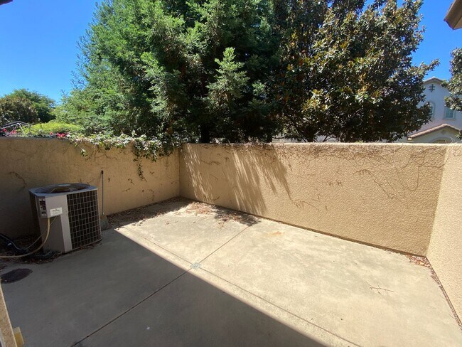 Building Photo - 3 Bed, 2½ Bath Two Story Condo in Natomas' Hampton Village