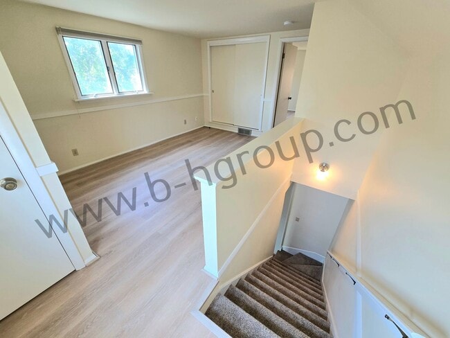 Building Photo - Great Location!