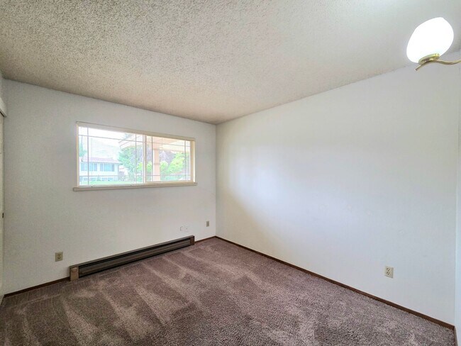 Building Photo - ** Oversized 4-Bedroom House w/ 2-Car Garage, & Fenced Backyard in a great Wenatchee Neighborhood!
