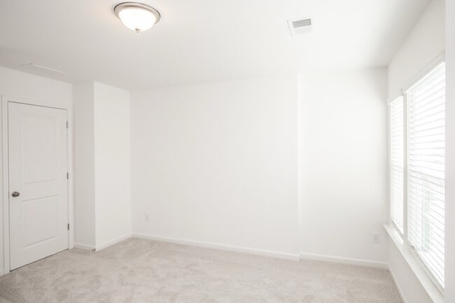 Building Photo - Beautifully designed 3-bedroom, 2.5-bath end-unit townhome in Suwanee