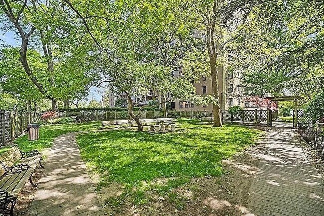 Building Photo - 225 St Pauls Ave