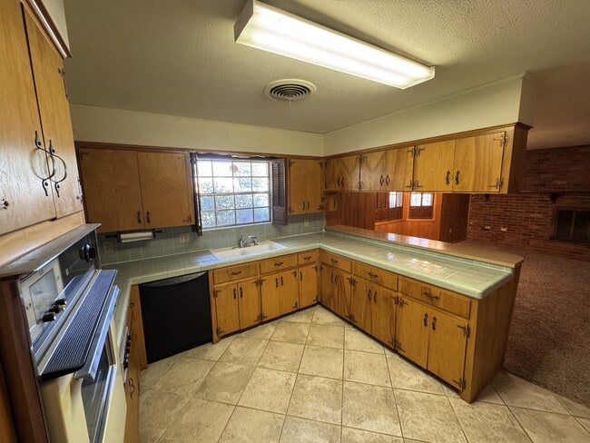 Building Photo - 2201 Barnett Dr