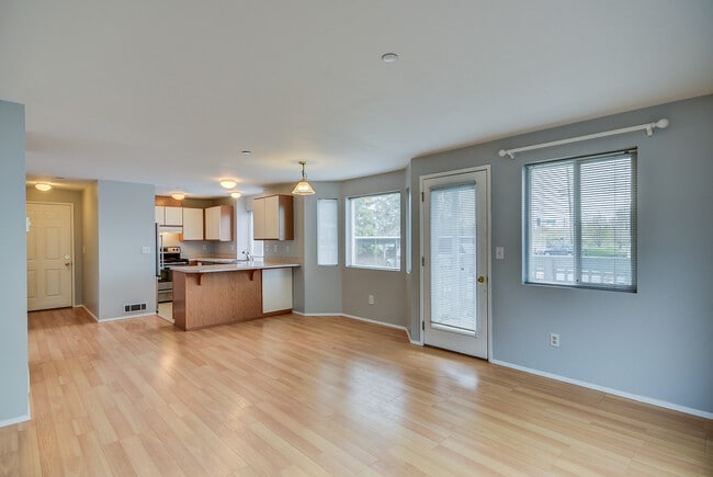 Building Photo - 485 SW Bayshore Dr