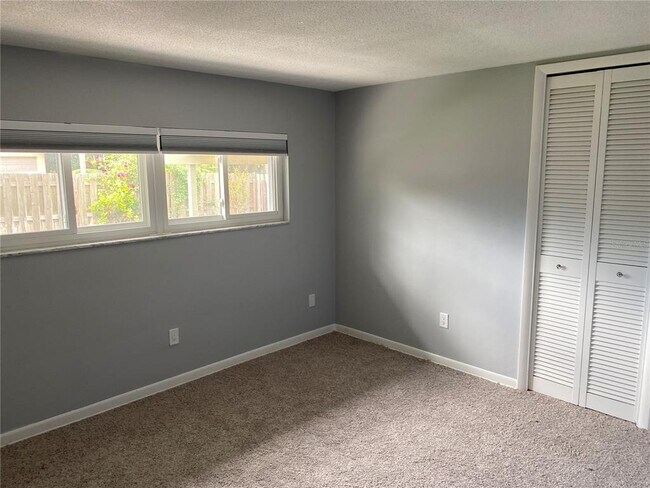 Building Photo - 701 Bluff View Dr