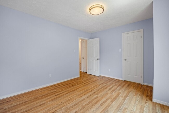 Building Photo - Charming 2 Bedroom/1 Bath Townhome in Henr...