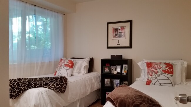 Building Photo - GEM in Somerset Bellevue, 4 beds/3 Baths w...