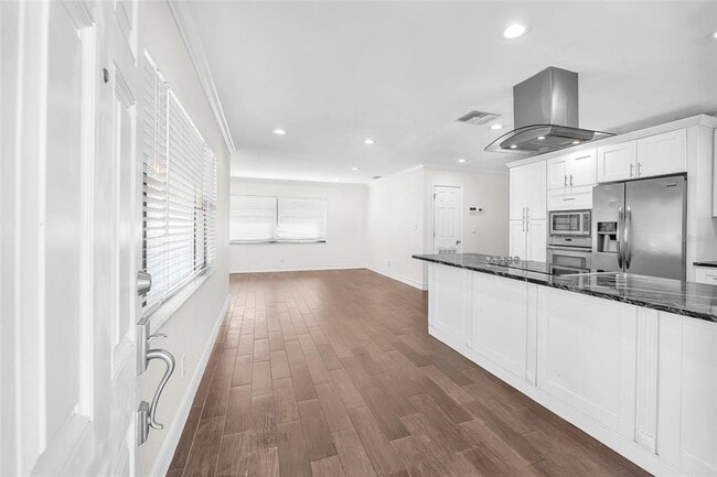 Building Photo - 2912 W Lake Ave