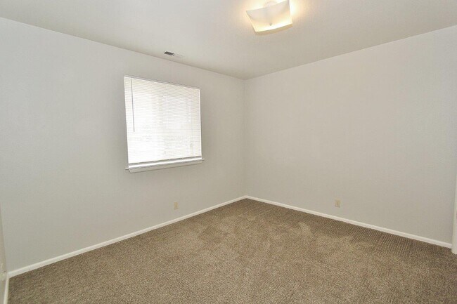 Building Photo - 551 N Moffatt Ave