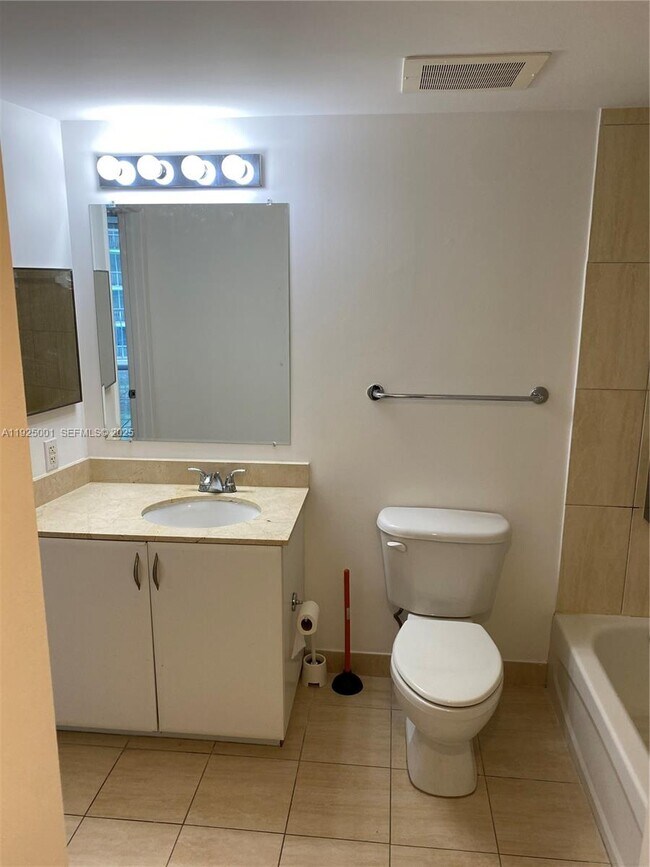 Building Photo - 1750 N Bayshore Dr