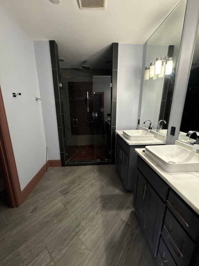 Building Photo - 2 bedroom/3 bath Townhome with extra room/...