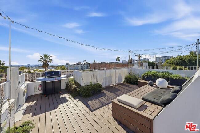 Building Photo - 1253 N Sweetzer Ave