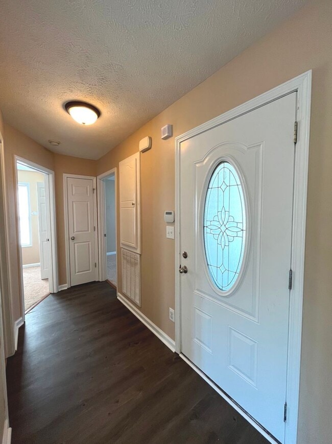 Building Photo - Available Now!  Beautiful ranch style home at Exit 1, pets allowed!
