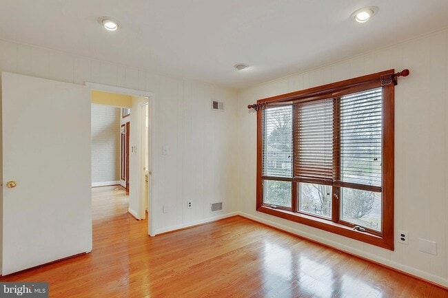 Building Photo - 9801 Clydesdale St